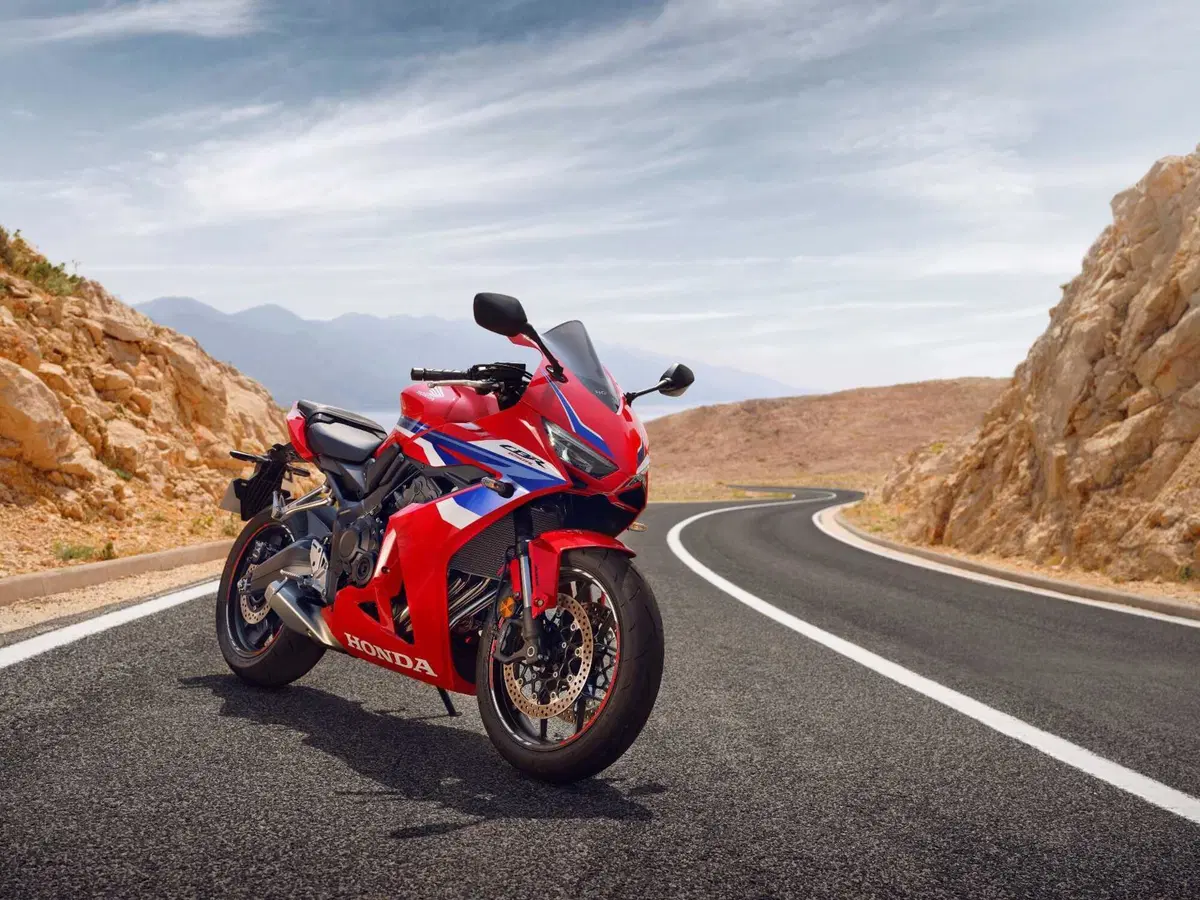 Honda CB650R e CBR650R TEST, le prime con la E-Clutch (13)