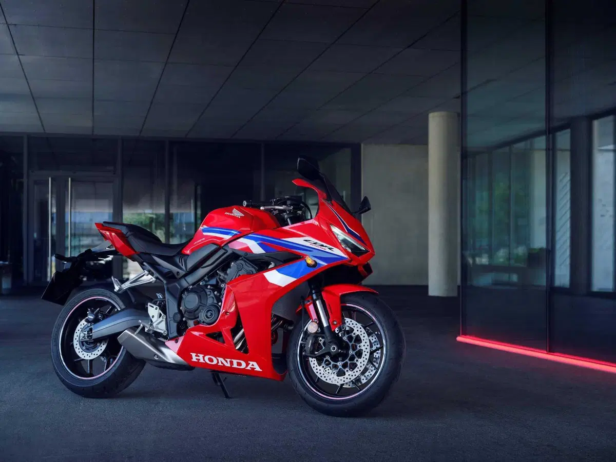 Honda CB650R e CBR650R TEST, le prime con la E-Clutch (15)