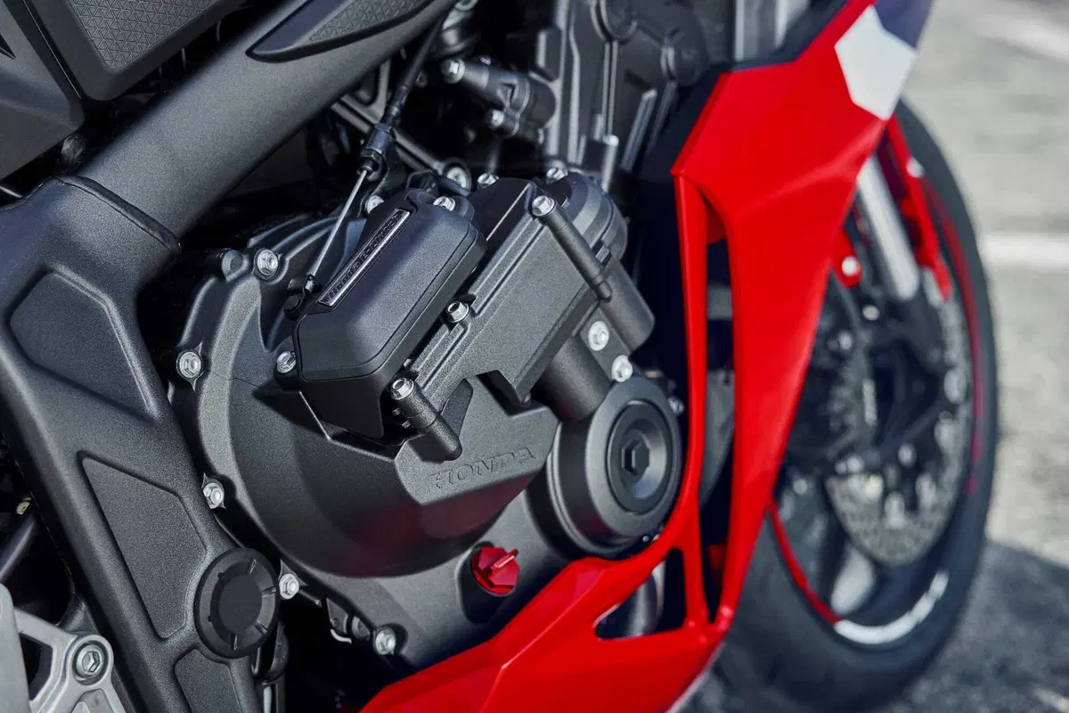 Honda CB650R e CBR650R TEST, le prime con la E-Clutch
