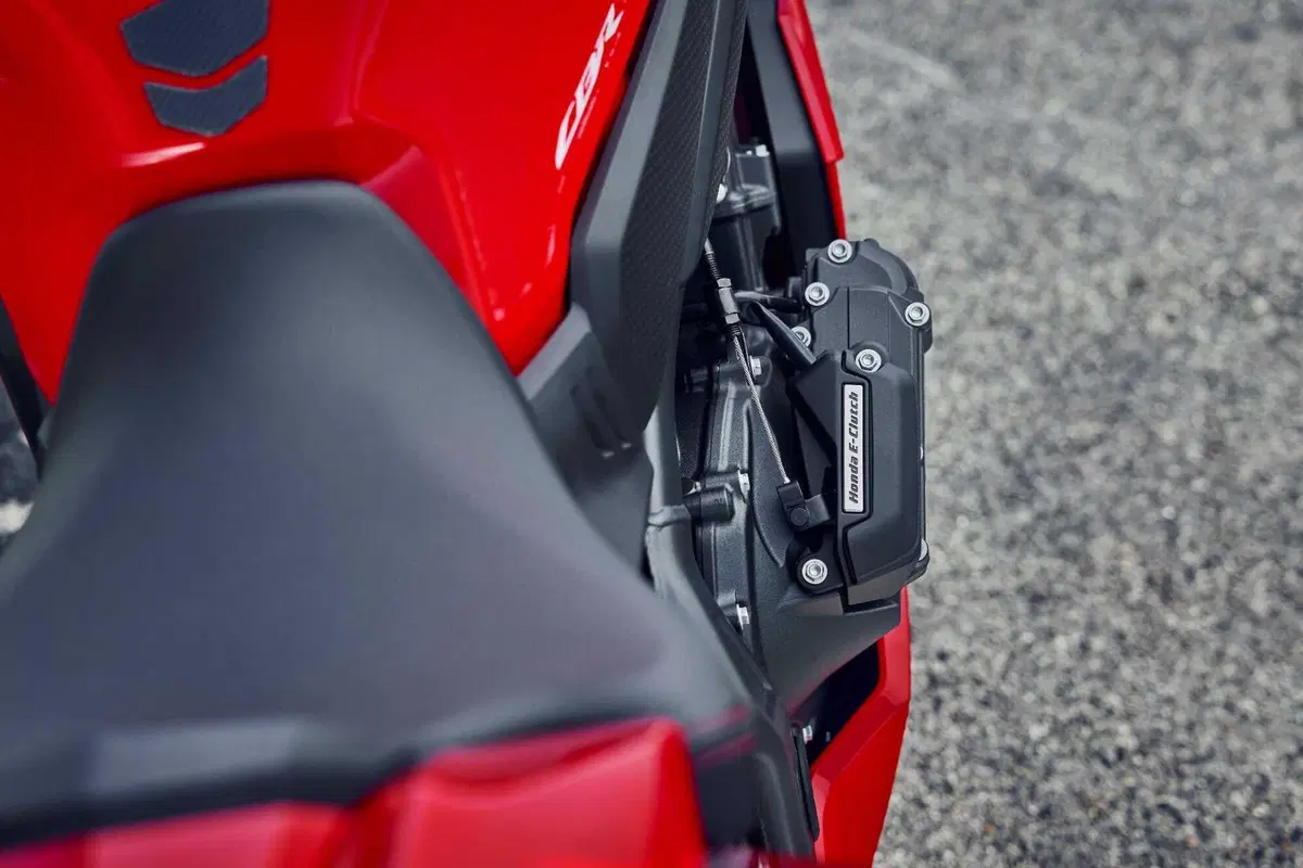 Honda CB650R e CBR650R TEST, le prime con la E-Clutch (2)