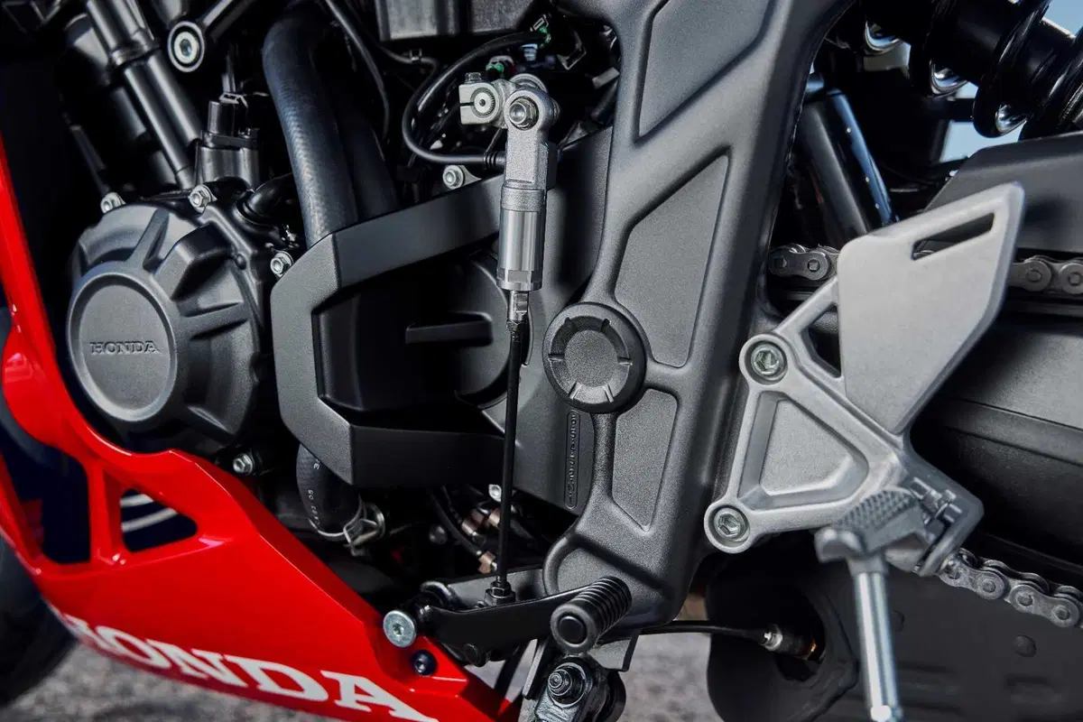 Honda CB650R e CBR650R TEST, le prime con la E-Clutch (3)