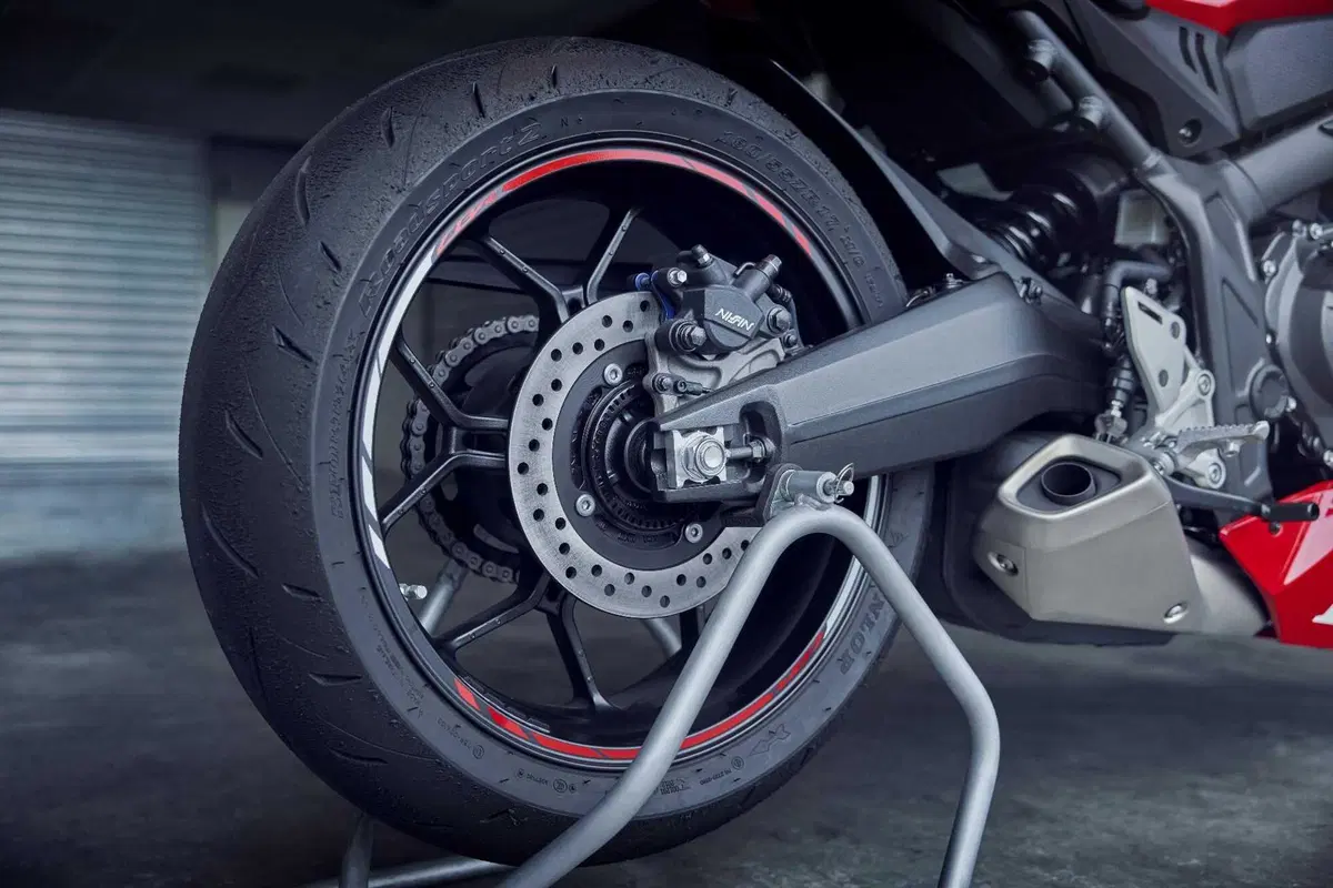 Honda CB650R e CBR650R TEST, le prime con la E-Clutch (9)