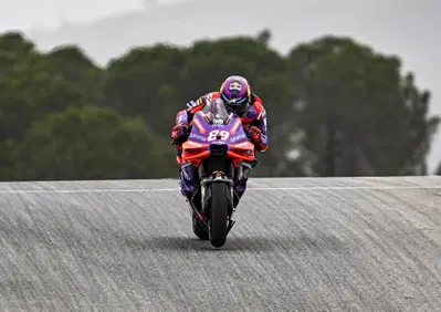 MotoGP 2024. GP del Portogallo. Vince Jorge Martin ma dietro è successo di tutto: podio Pedro Acosta, contatto e caduta Pecco Bagnaia-Marc Marquez [RISULTATI]