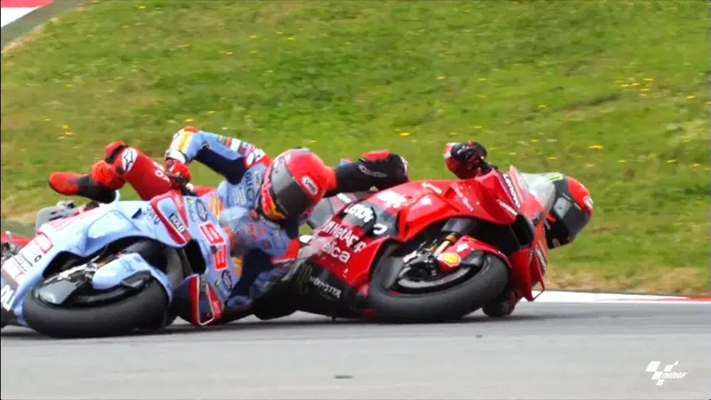 MotoGP 2024. GP del Portogallo. Contatto e caduta Pecco Bagnaia-Marc Marquez: nessuna sanzione [VIDEO E FOTO DELL'INCIDENTE]