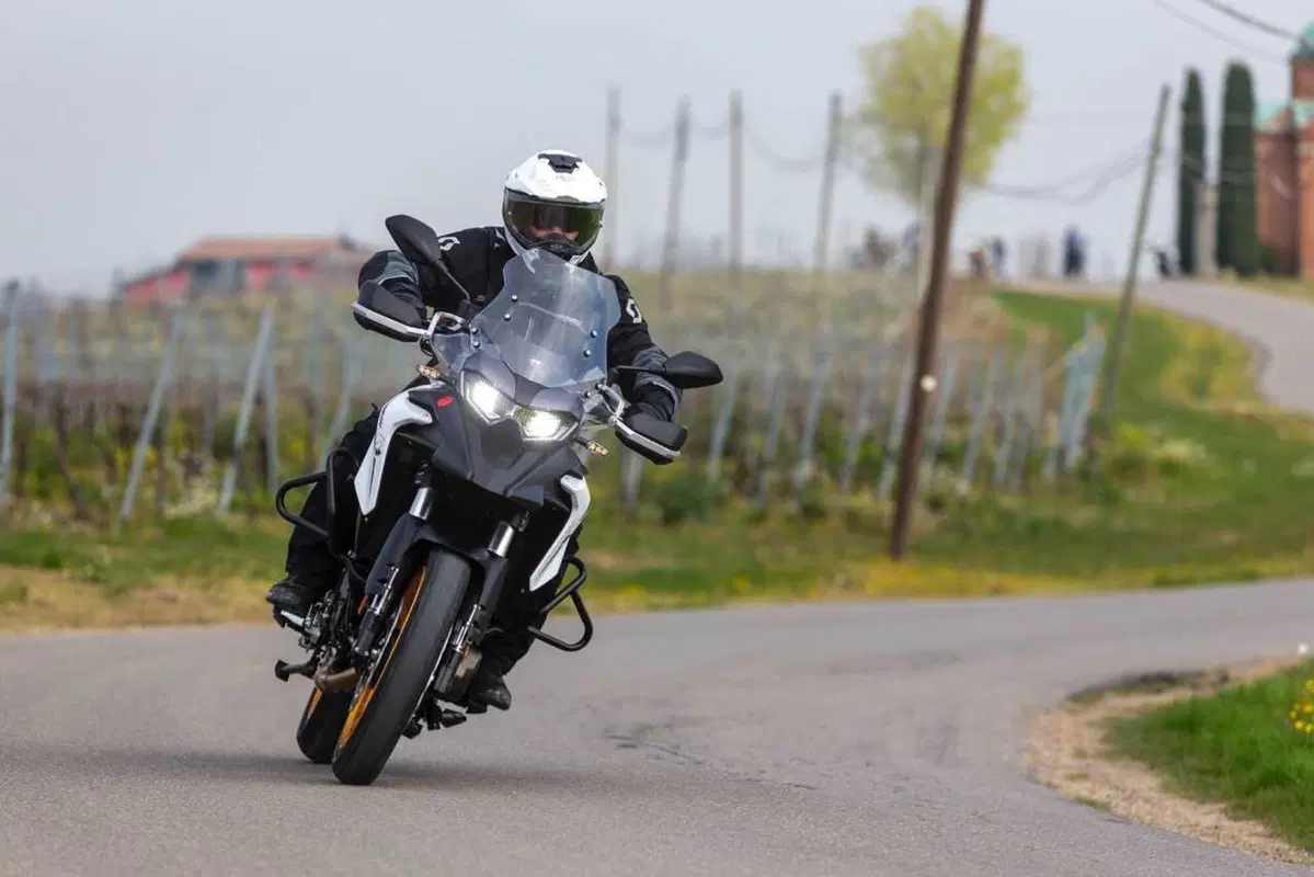 Il test delle Adventure 2024 di QJ Motor! SRT 700, SRT 800 SX e SVT 650 X [VIDEO]