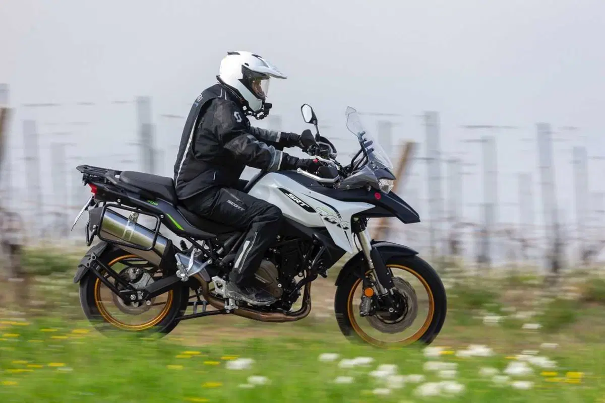 Il test delle Adventure 2024 di QJ Motor! SRT 700, SRT 800 SX e SVT 650 X [VIDEO] (2)