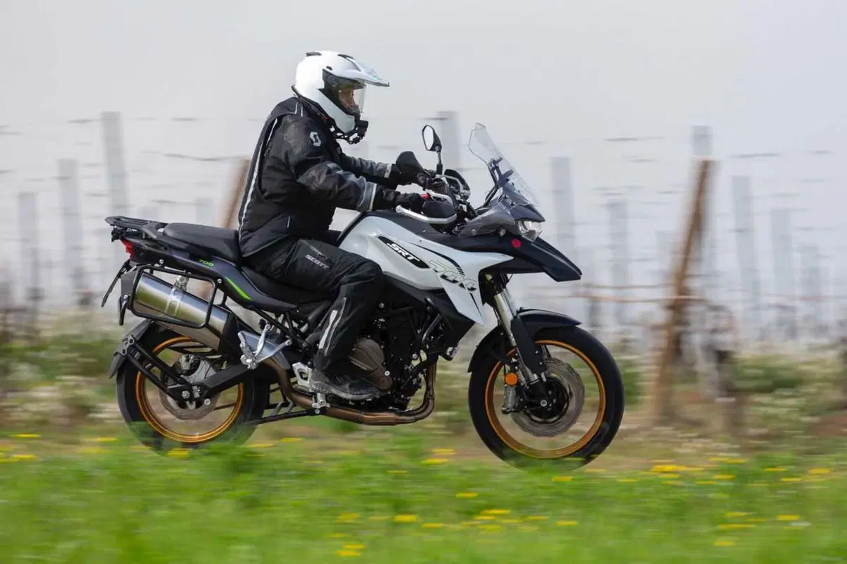 Il test delle Adventure 2024 di QJ Motor! SRT 700, SRT 800 SX e SVT 650 X [VIDEO] (3)