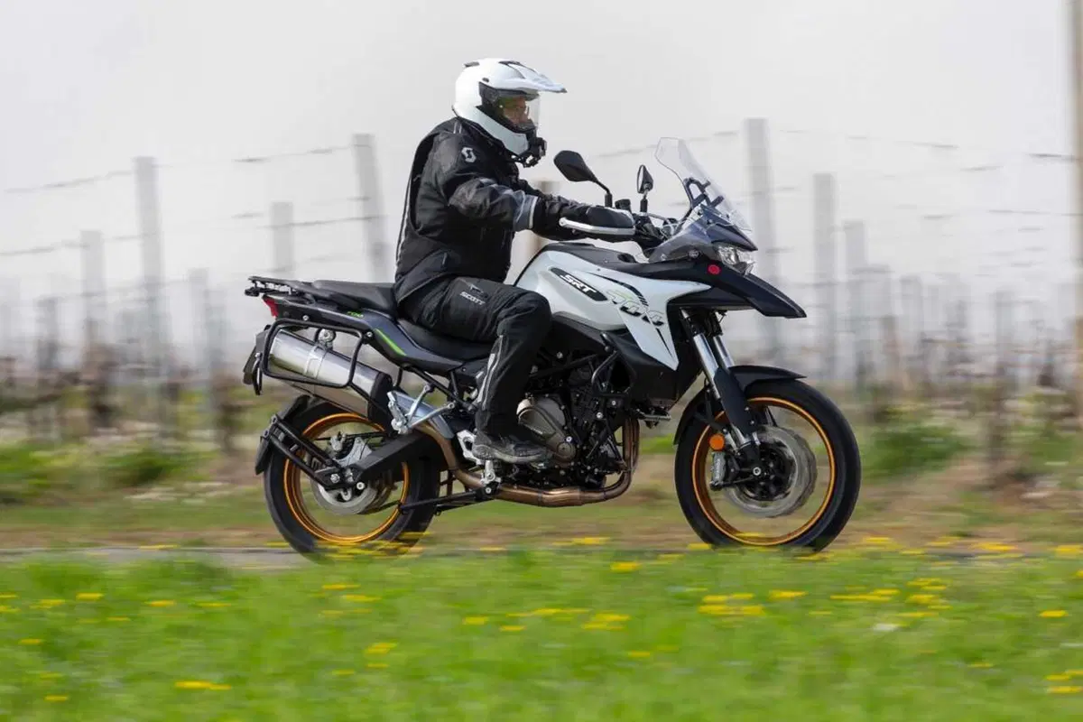 Il test delle Adventure 2024 di QJ Motor! SRT 700, SRT 800 SX e SVT 650 X [VIDEO] (4)