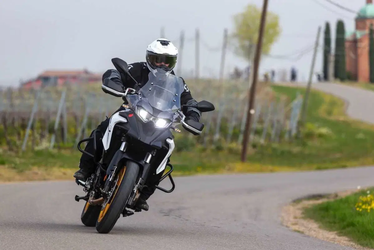 Il test delle Adventure 2024 di QJ Motor! SRT 700, SRT 800 SX e SVT 650 X [VIDEO] (5)
