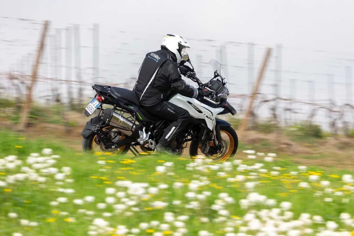 Il test delle Adventure 2024 di QJ Motor! SRT 700, SRT 800 SX e SVT 650 X [VIDEO] (6)