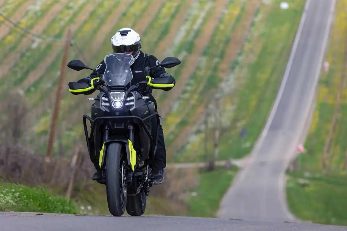 Il test delle Adventure 2024 di QJ Motor! SRT 700, SRT 800 SX e SVT 650 X [VIDEO] (7)