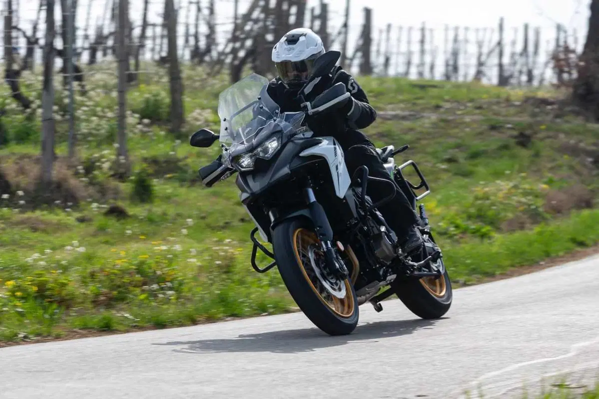 Il test delle Adventure 2024 di QJ Motor! SRT 700, SRT 800 SX e SVT 650 X [VIDEO] (8)