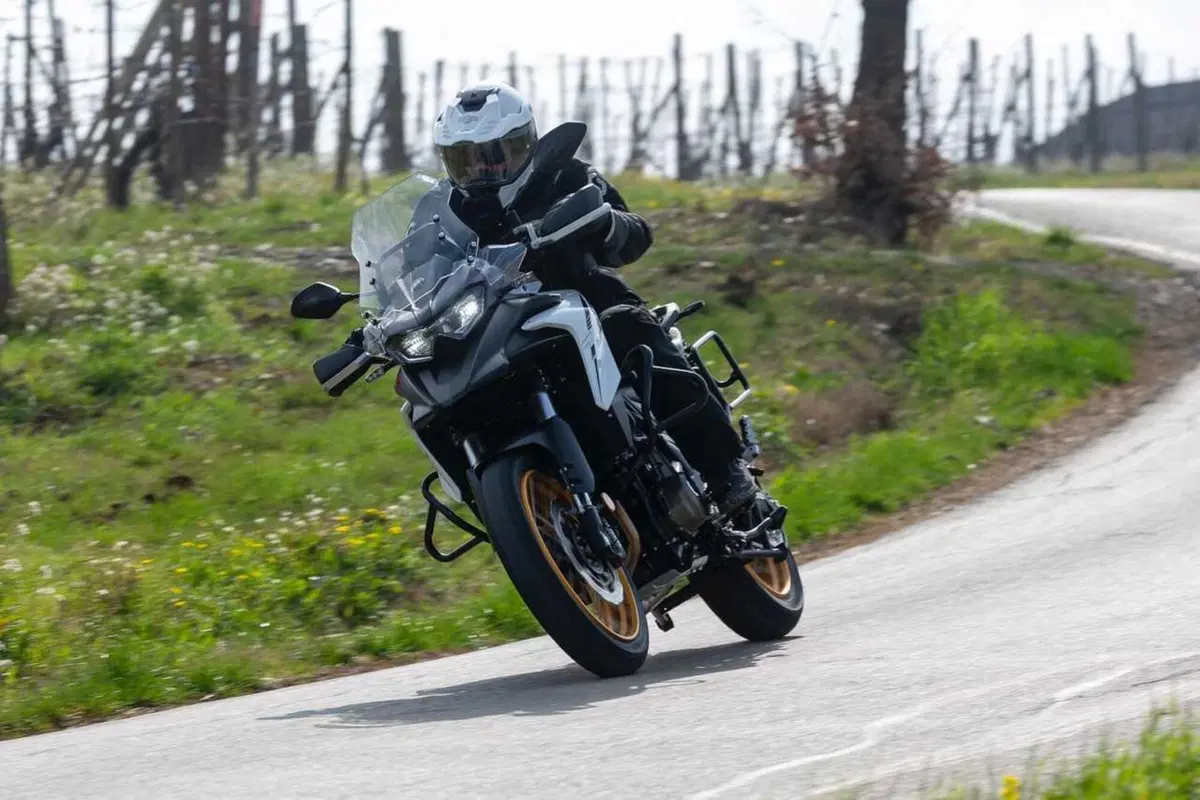 Il test delle Adventure 2024 di QJ Motor! SRT 700, SRT 800 SX e SVT 650 X [VIDEO] (9)