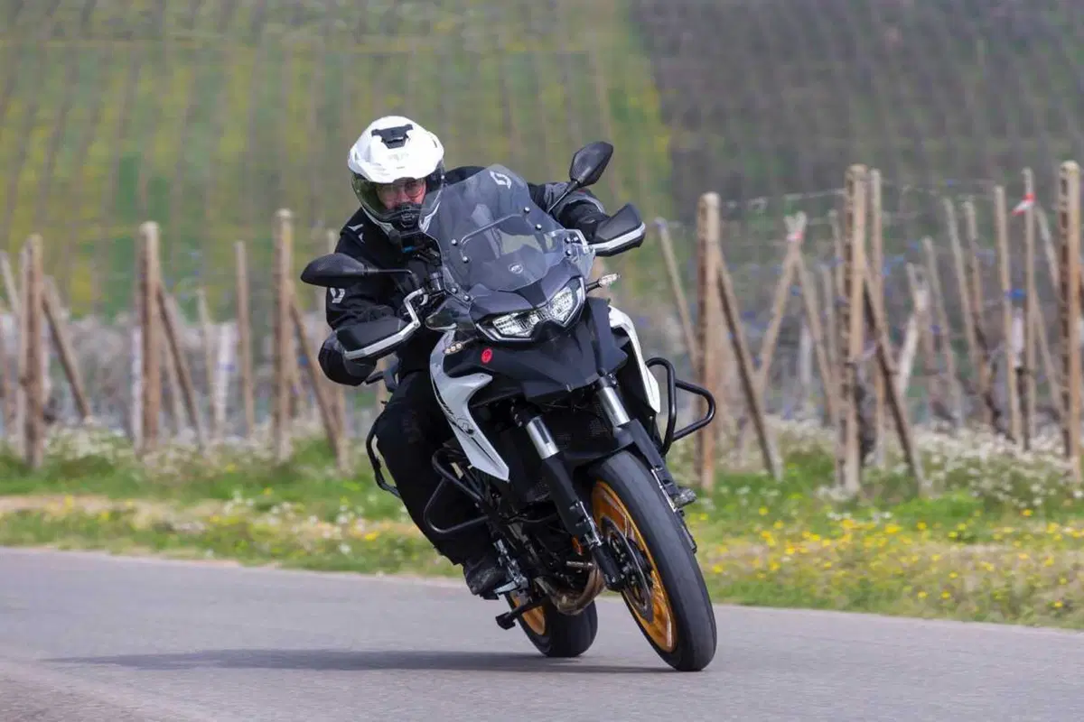 Il test delle Adventure 2024 di QJ Motor! SRT 700, SRT 800 SX e SVT 650 X [VIDEO] (10)