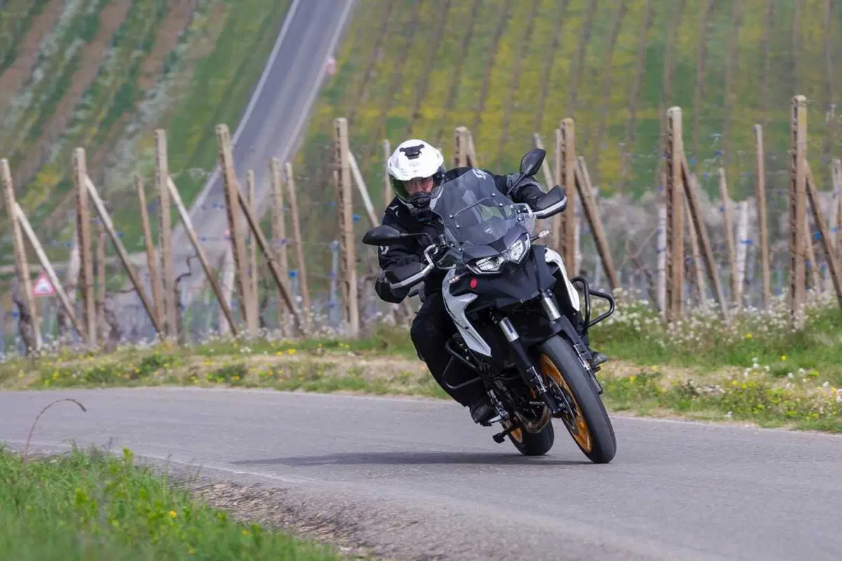 Il test delle Adventure 2024 di QJ Motor! SRT 700, SRT 800 SX e SVT 650 X [VIDEO] (11)