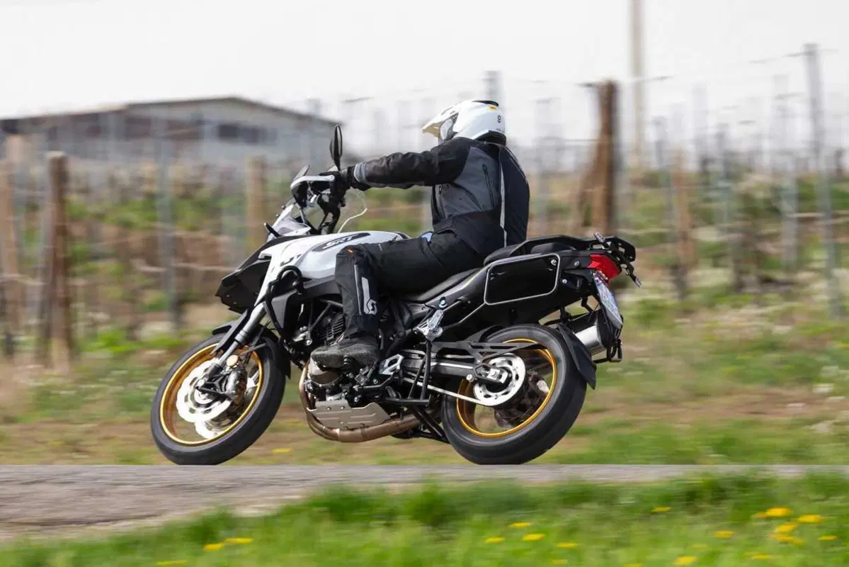 Il test delle Adventure 2024 di QJ Motor! SRT 700, SRT 800 SX e SVT 650 X [VIDEO] (12)