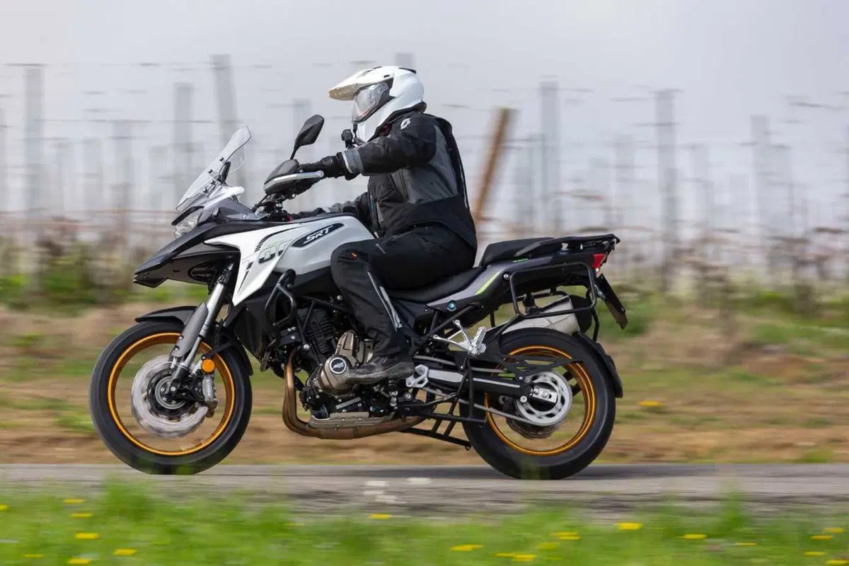 Il test delle Adventure 2024 di QJ Motor! SRT 700, SRT 800 SX e SVT 650 X [VIDEO] (13)