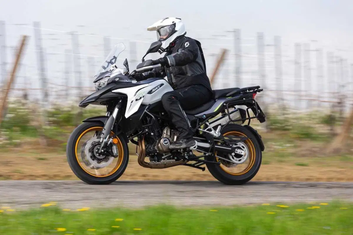 Il test delle Adventure 2024 di QJ Motor! SRT 700, SRT 800 SX e SVT 650 X [VIDEO] (14)