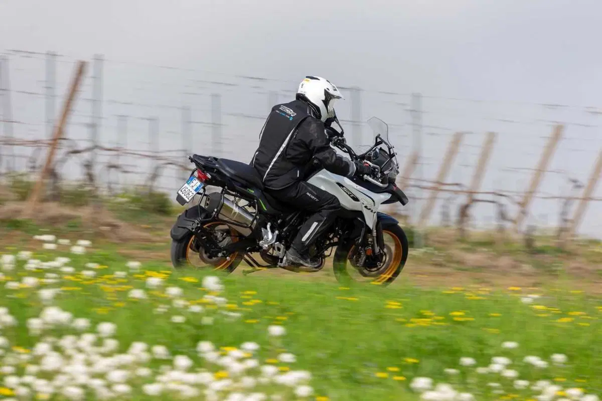 Il test delle Adventure 2024 di QJ Motor! SRT 700, SRT 800 SX e SVT 650 X [VIDEO] (15)
