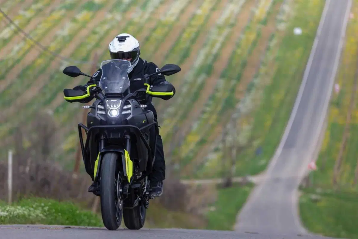 Il test delle Adventure 2024 di QJ Motor! SRT 700, SRT 800 SX e SVT 650 X [VIDEO] (17)