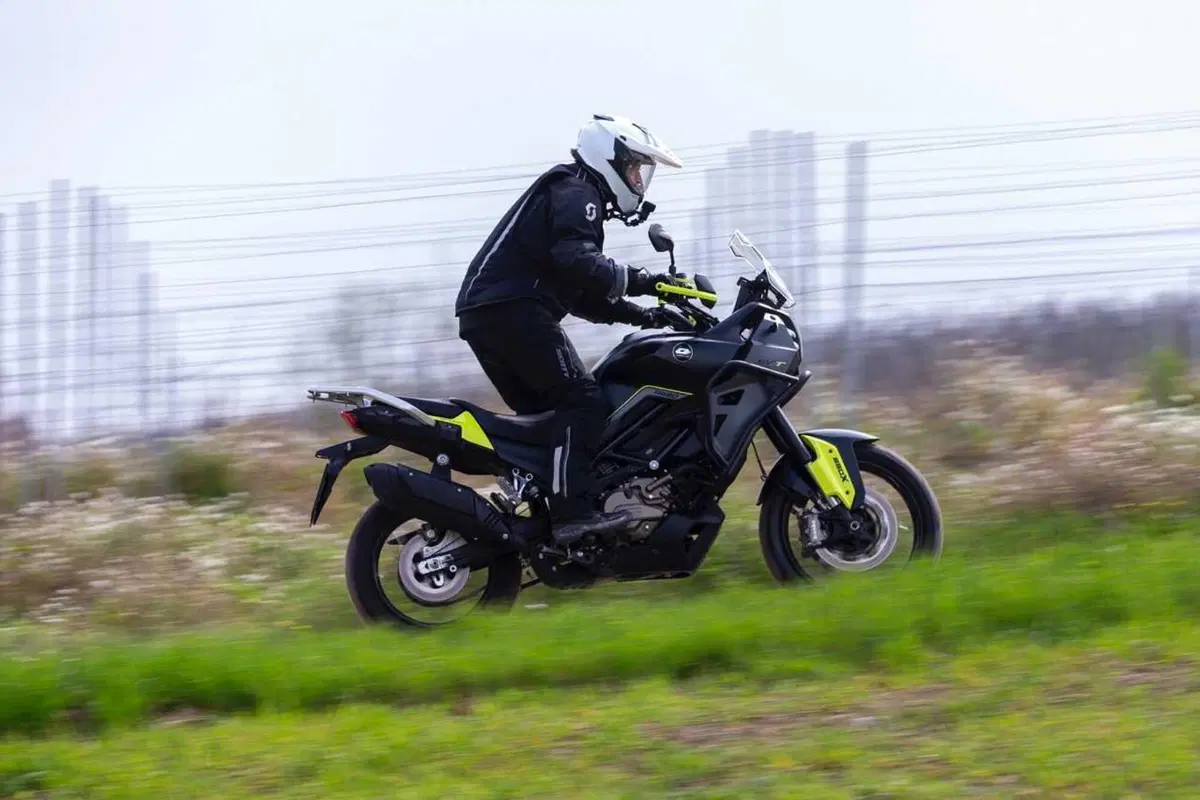 Il test delle Adventure 2024 di QJ Motor! SRT 700, SRT 800 SX e SVT 650 X [VIDEO] (16)
