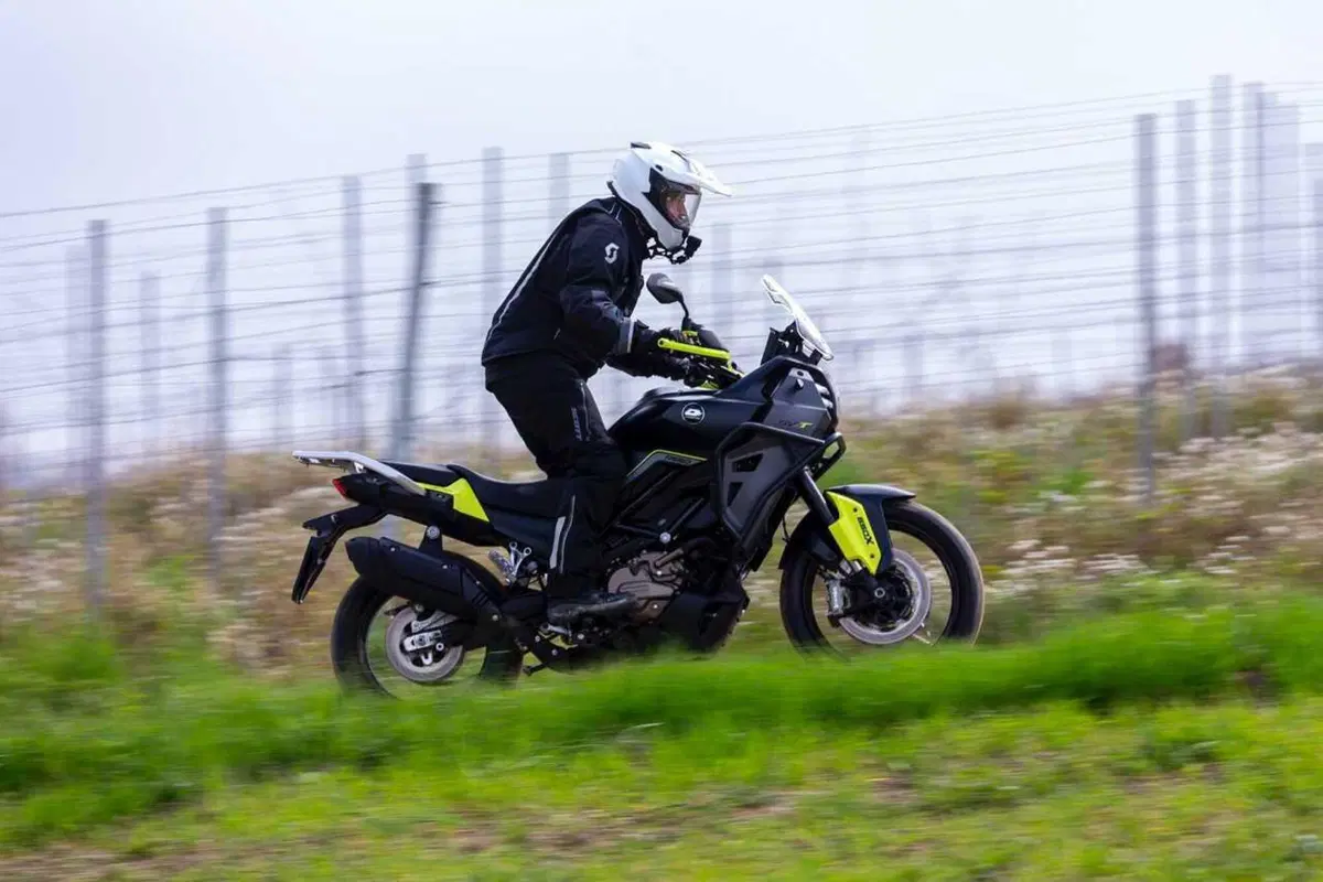 Il test delle Adventure 2024 di QJ Motor! SRT 700, SRT 800 SX e SVT 650 X [VIDEO] (19)
