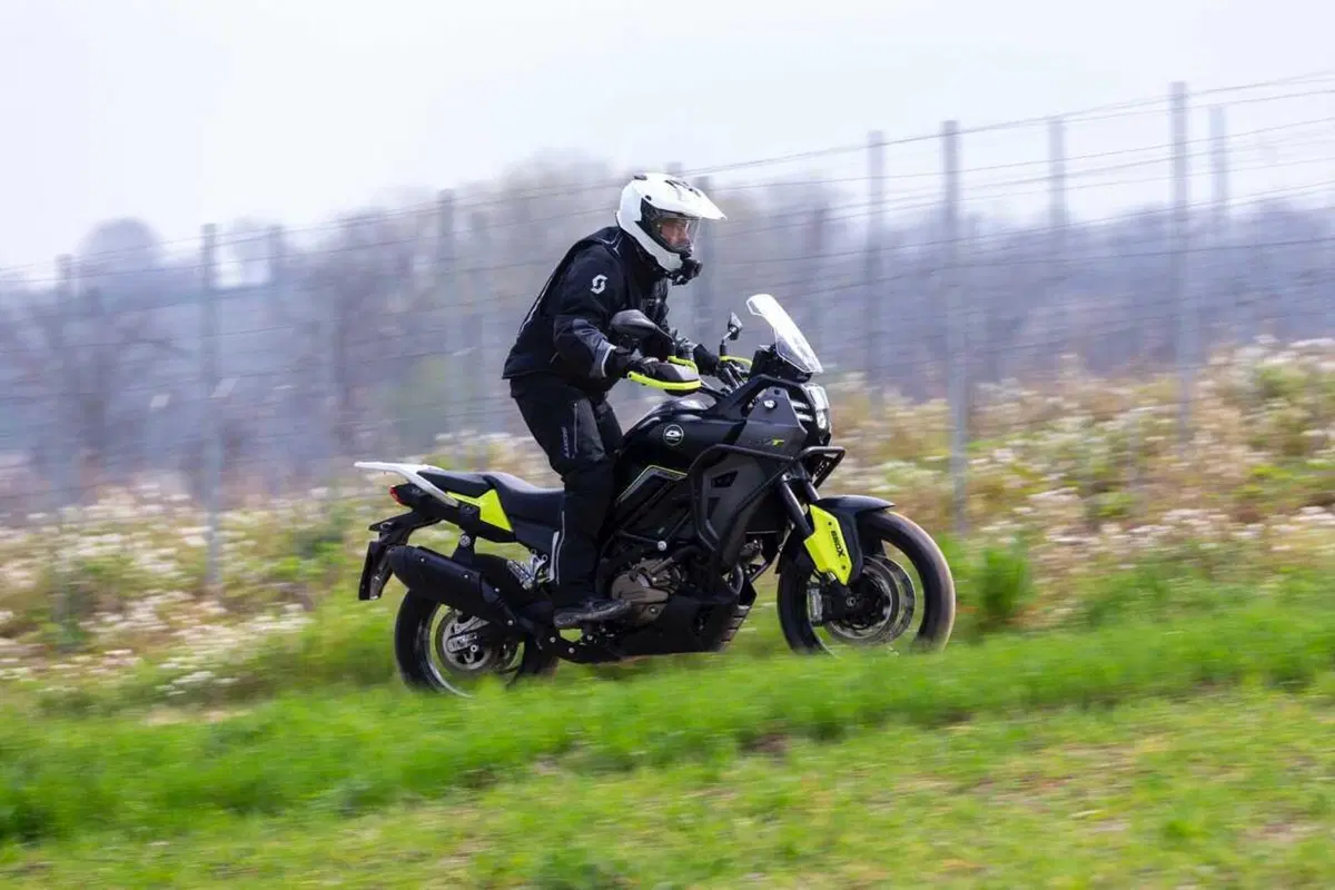 Il test delle Adventure 2024 di QJ Motor! SRT 700, SRT 800 SX e SVT 650 X [VIDEO] (20)