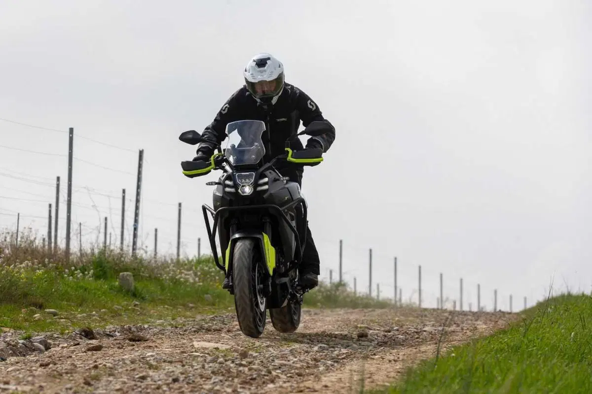 Il test delle Adventure 2024 di QJ Motor! SRT 700, SRT 800 SX e SVT 650 X [VIDEO] (22)