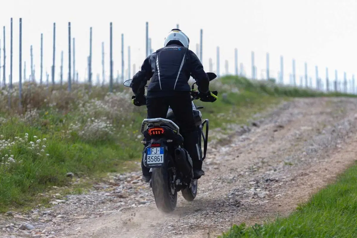 Il test delle Adventure 2024 di QJ Motor! SRT 700, SRT 800 SX e SVT 650 X [VIDEO] (24)