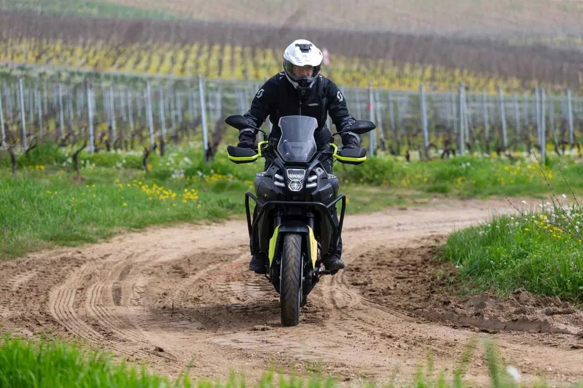 Il test delle Adventure 2024 di QJ Motor! SRT 700, SRT 800 SX e SVT 650 X [VIDEO] (25)