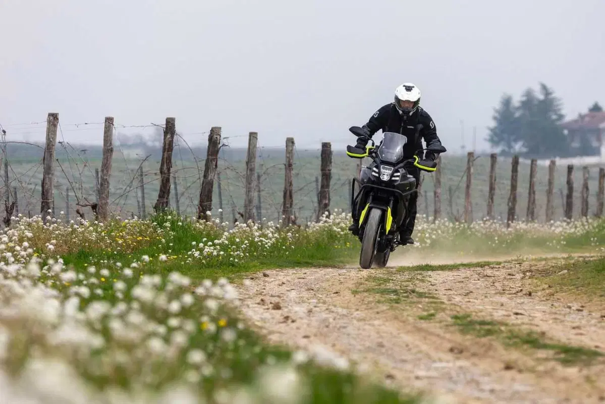 Il test delle Adventure 2024 di QJ Motor! SRT 700, SRT 800 SX e SVT 650 X [VIDEO] (26)