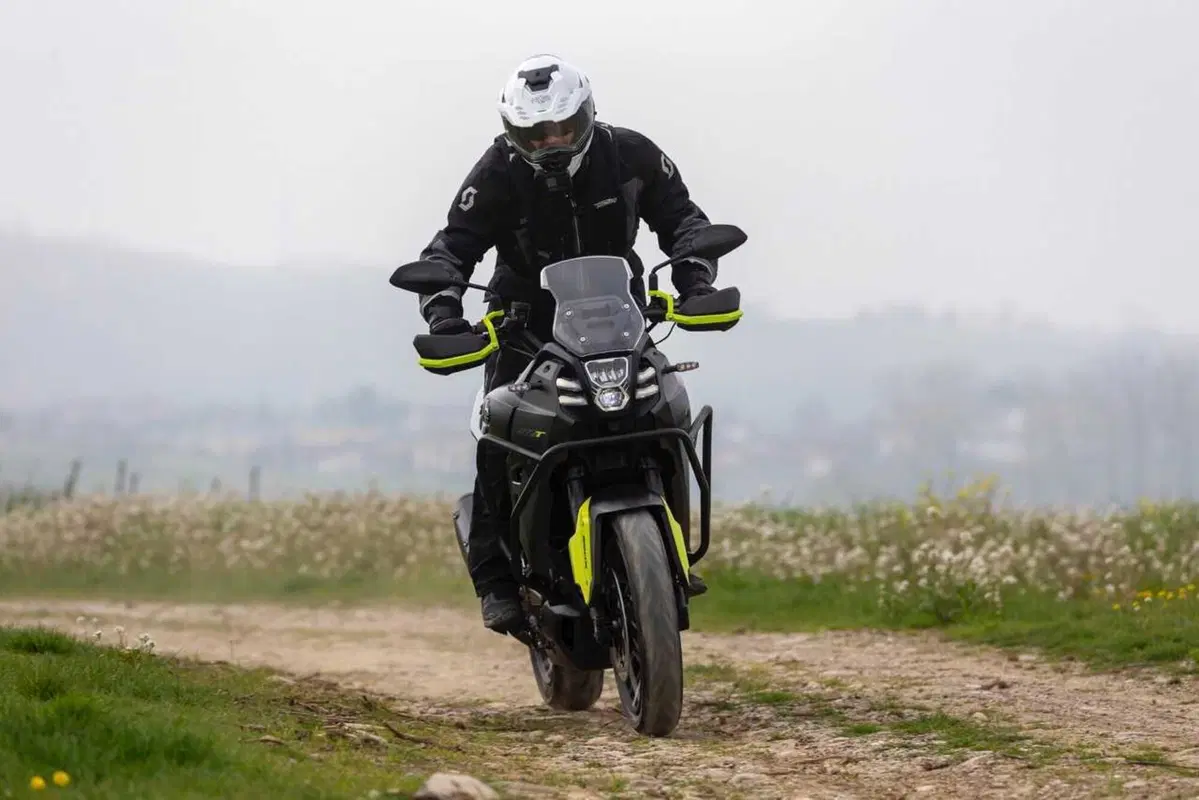 Il test delle Adventure 2024 di QJ Motor! SRT 700, SRT 800 SX e SVT 650 X [VIDEO] (35)