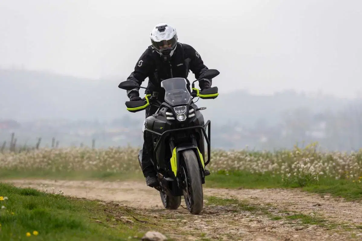 Il test delle Adventure 2024 di QJ Motor! SRT 700, SRT 800 SX e SVT 650 X [VIDEO] (36)