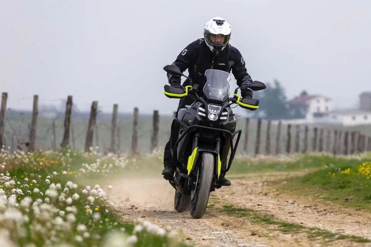 Il test delle Adventure 2024 di QJ Motor! SRT 700, SRT 800 SX e SVT 650 X [VIDEO] (38)