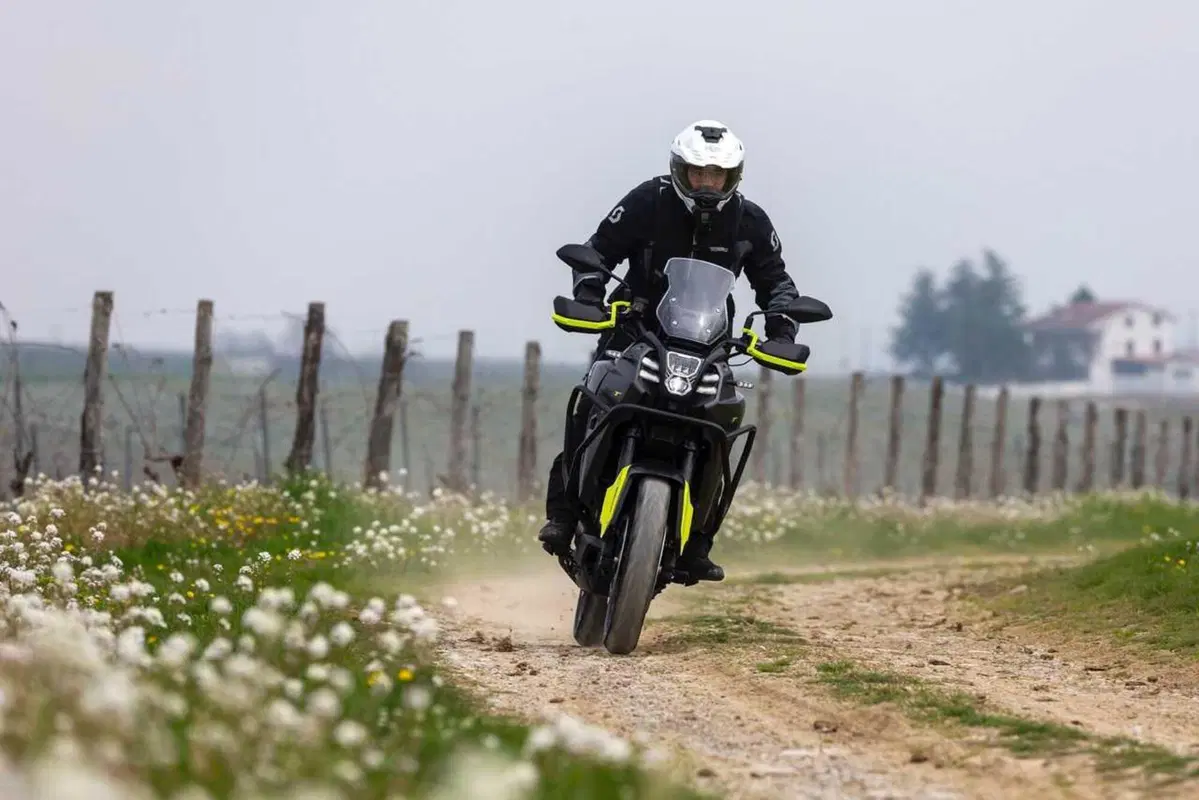 Il test delle Adventure 2024 di QJ Motor! SRT 700, SRT 800 SX e SVT 650 X [VIDEO] (39)