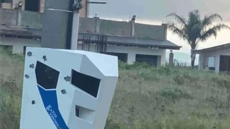 Fleximan armato: 30 colpi di pistola all'autovelox di Palmi