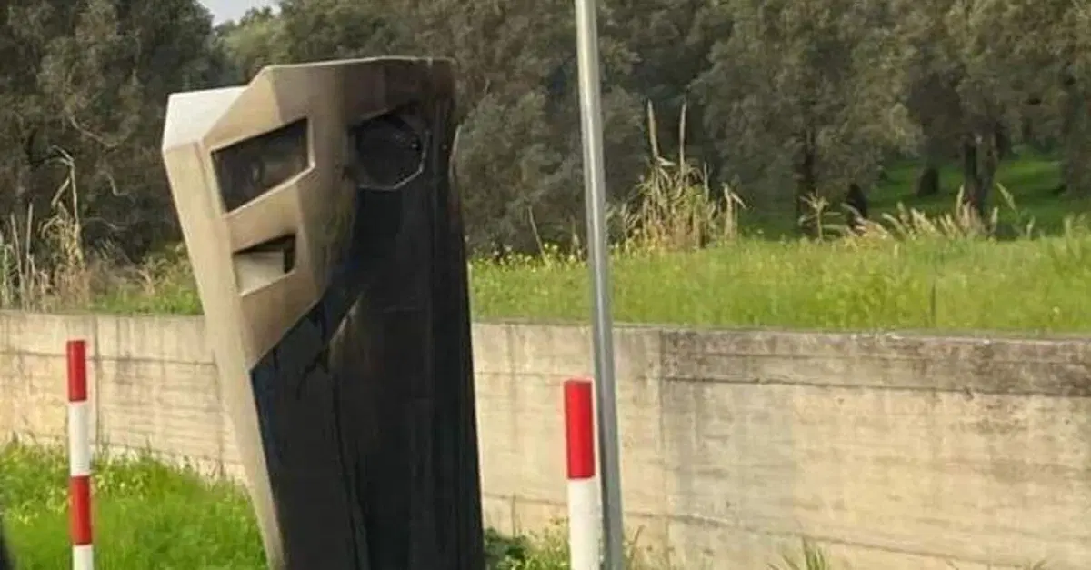 Fleximan armato: 30 colpi di pistola all'autovelox di Palmi