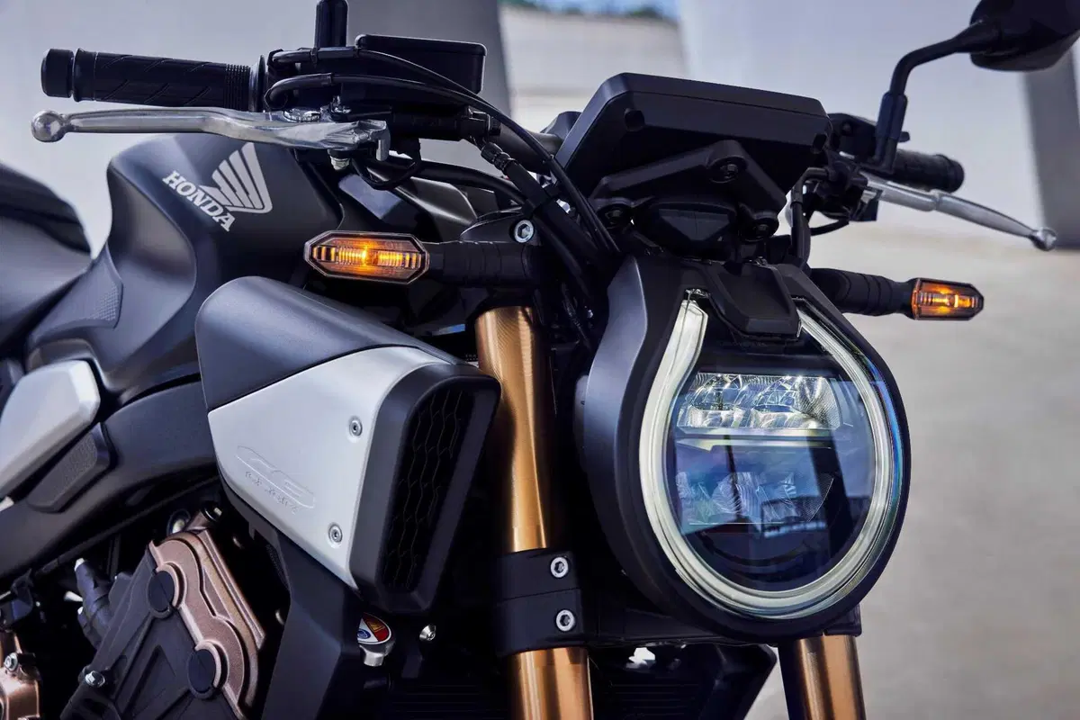 Honda CB650R e CBR650R TEST, le prime con la E-Clutch (2)