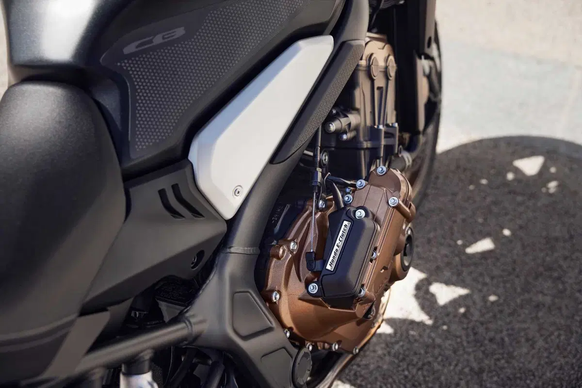 Honda CB650R e CBR650R TEST, le prime con la E-Clutch