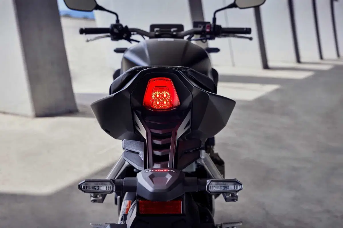 Honda CB650R e CBR650R TEST, le prime con la E-Clutch (4)