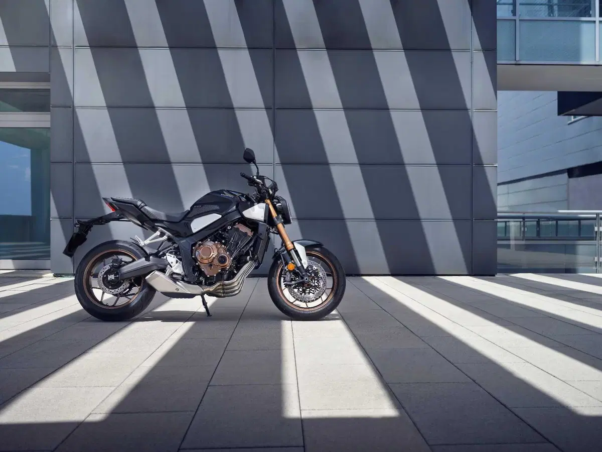 Honda CB650R e CBR650R TEST, le prime con la E-Clutch (8)