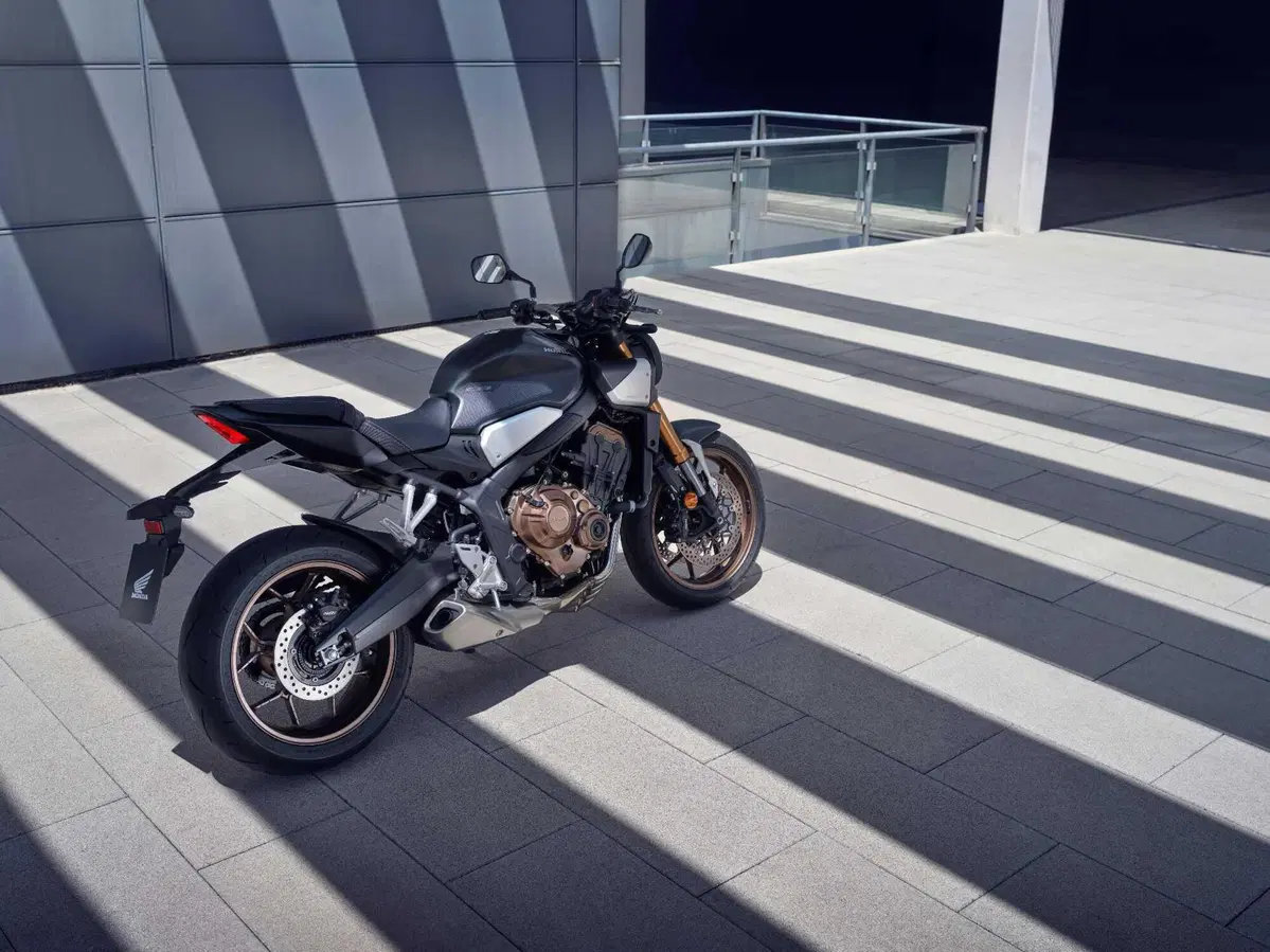 Honda CB650R e CBR650R TEST, le prime con la E-Clutch (9)