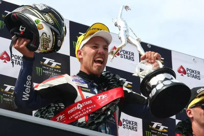 Peter Hickman vincitore al TT