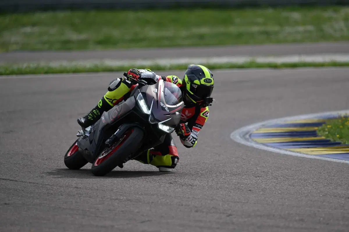 Aprilia RS 457 TEST: impressioni di guida, pregi e difetti [VIDEO E GALLERY] (2)