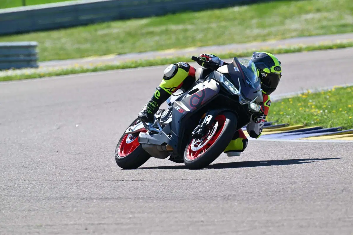 Aprilia RS 457 TEST: impressioni di guida, pregi e difetti [VIDEO E GALLERY] (3)
