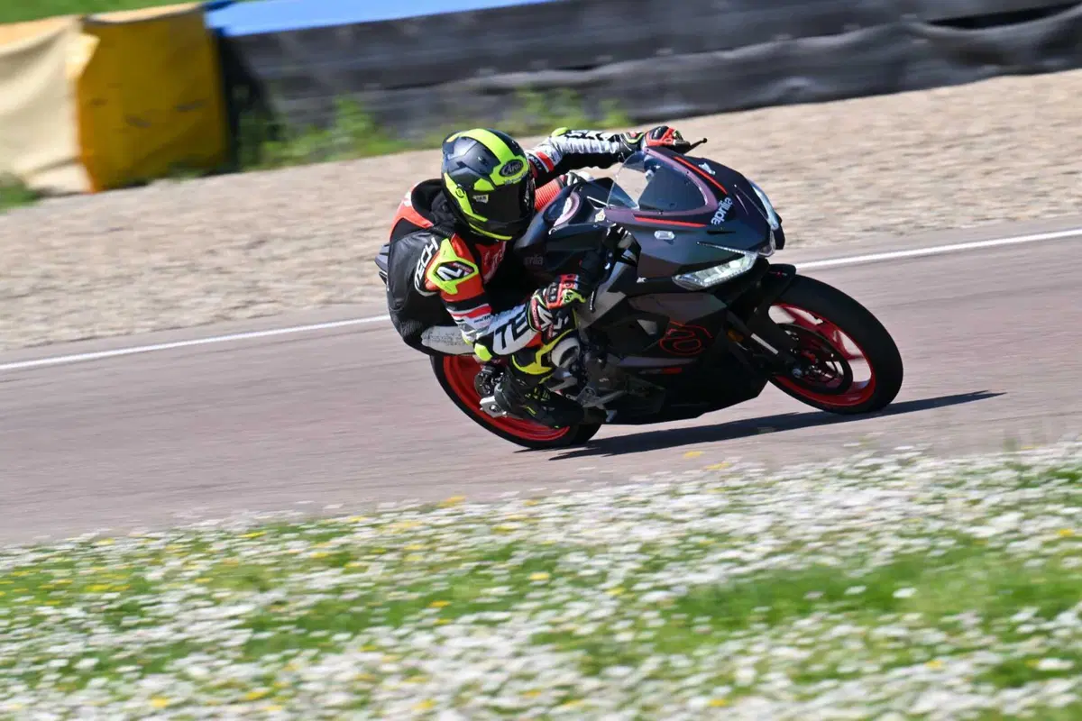 Aprilia RS 457 TEST: impressioni di guida, pregi e difetti [VIDEO E GALLERY] (6)