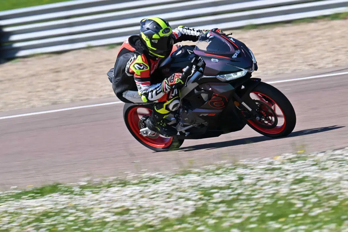 Aprilia RS 457 TEST: impressioni di guida, pregi e difetti [VIDEO E GALLERY] (7)