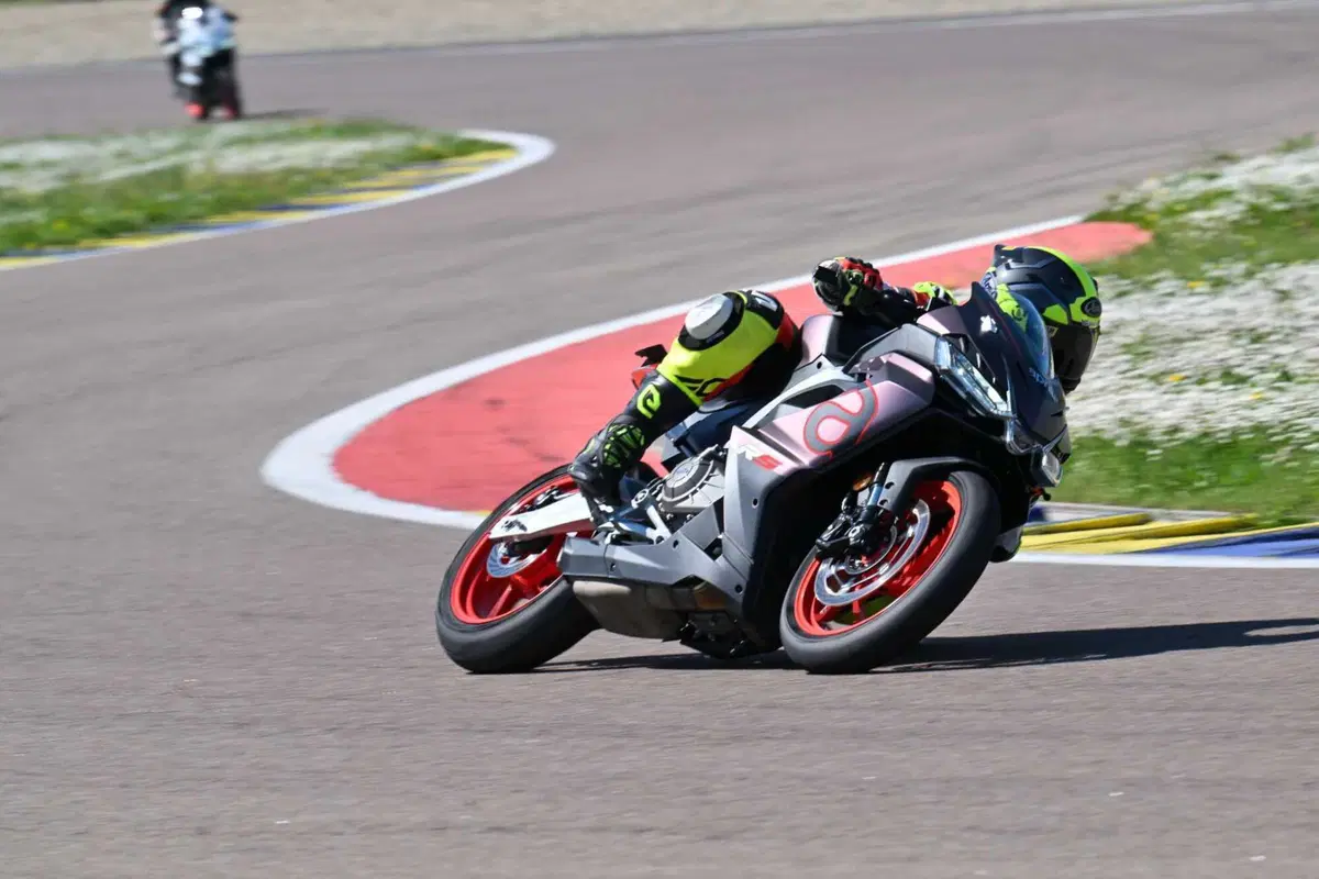 Aprilia RS 457 TEST: impressioni di guida, pregi e difetti [VIDEO E GALLERY] (8)