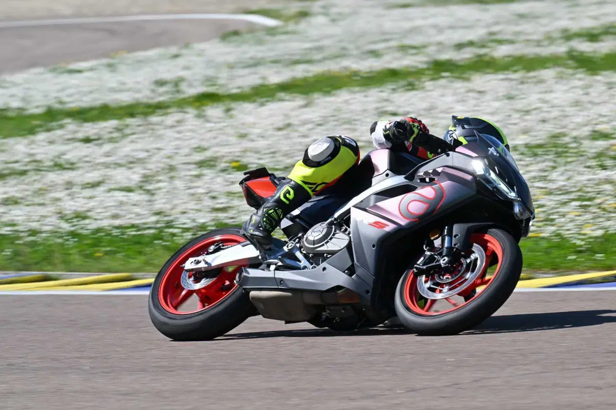 Aprilia RS 457 TEST: impressioni di guida, pregi e difetti [VIDEO E GALLERY] (10)