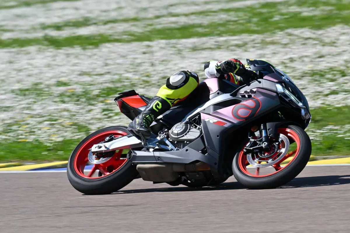 Aprilia RS 457 TEST: impressioni di guida, pregi e difetti [VIDEO E GALLERY] (9)